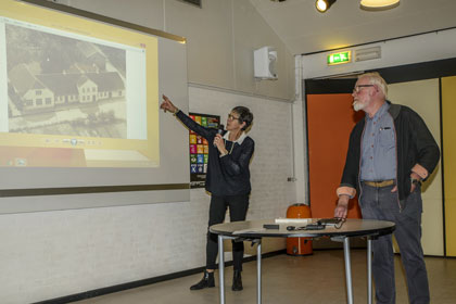 Anne-Margrethe Staugaard og Hans Peter Jørgensen viser billeder